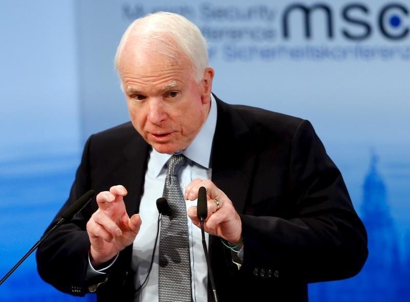 © Reuters. U.S. Senator John McCain speaks at the Munich Security Conference in Munich