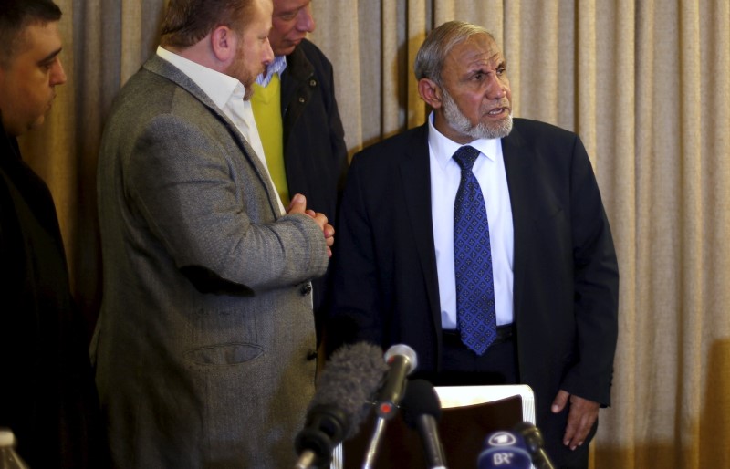 © Reuters. Senior Hamas leader Mahmoud al-Zahar looks on after a meeting with Foreign Press Association, in Gaza City