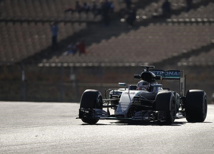 © Reuters. Hamilton alaba su "fantástico" Mercedes al término de primera práctica 