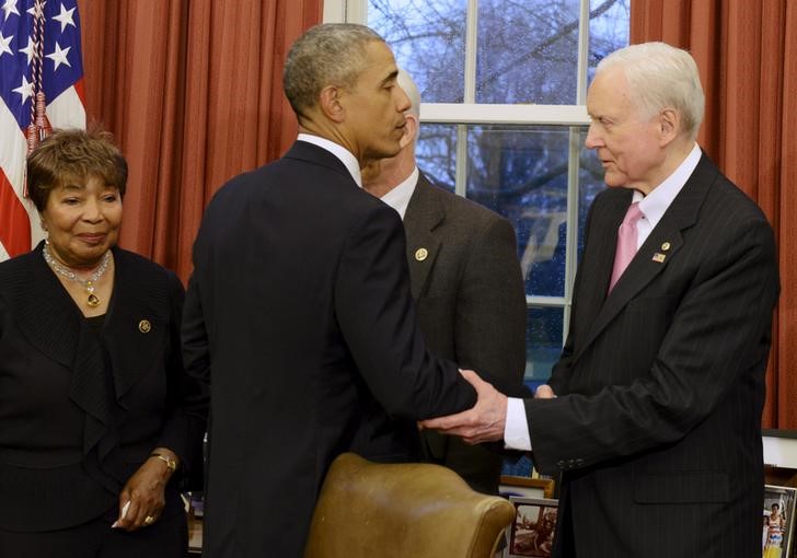 © Reuters. U.S. President Barack Obama shakes hands with Sen. Orrin Hatch (R-UT) after signing HR 644, The Trade Facilitation and Trade Enforcement Act of 2015 in the Oval Office of the White House, in Washington