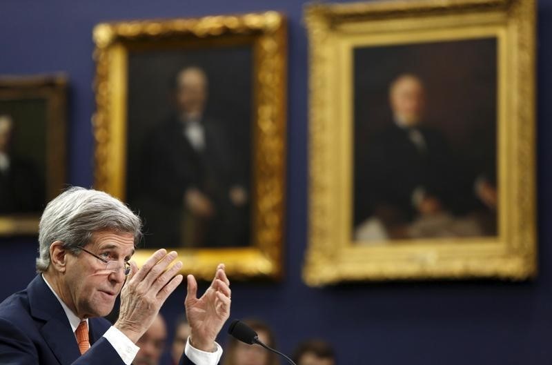 © Reuters. كيري يحث الكونجرس على التريث في تجديد العقوبات على إيران