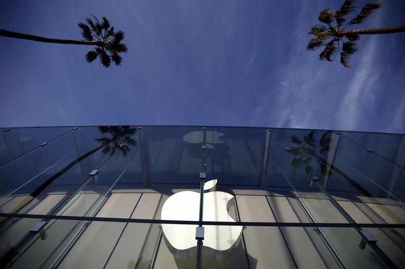 © Reuters. The Apple Store is seen in Santa Monica