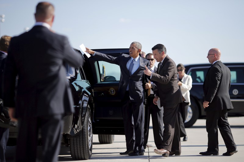 © Reuters. U.S. President Barack Obama talks to Nevada Governor Brian Sandoval as he arrives at McCarran International Airport in Las Vegas