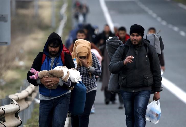 © Reuters. Refugiados se dirigem a fronteira da Grécia com a Macedônia na cidade grega de Polykastro