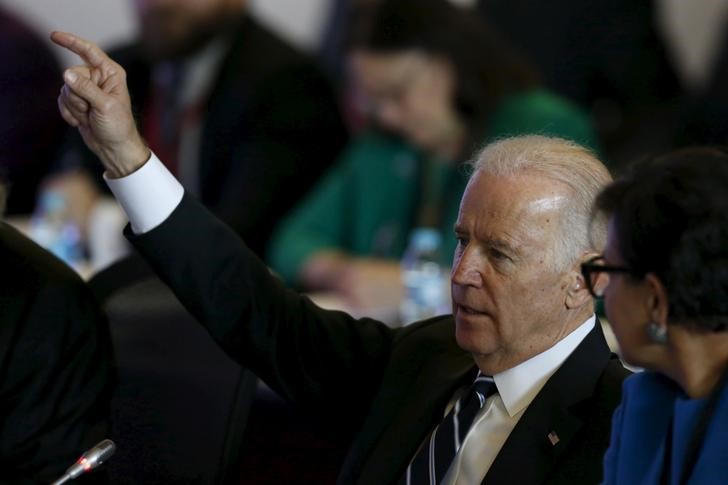 © Reuters. Vice-presidente dos Estados Unidos, Joe Biden, gesticula durante reunião na Cidade do México