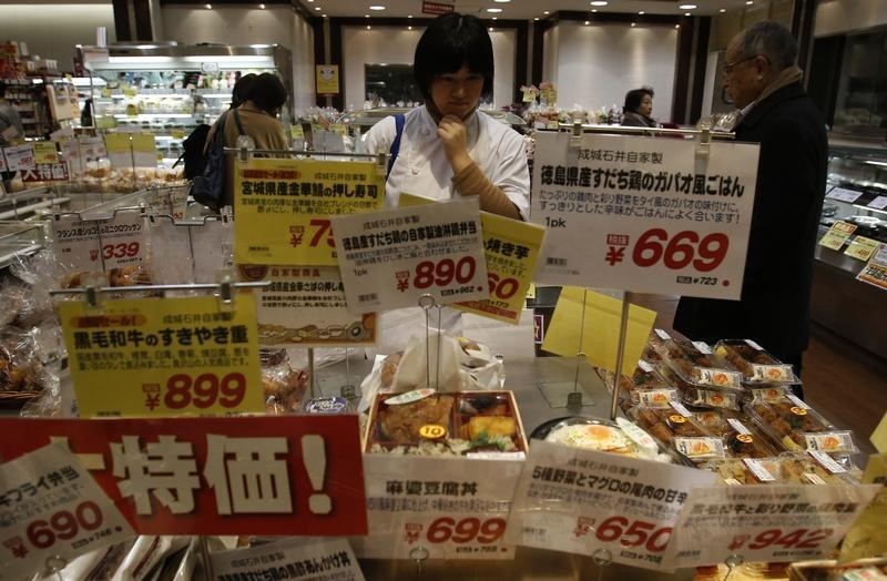 © Reuters. Shopper looks at food at a supermarket in Tokyo