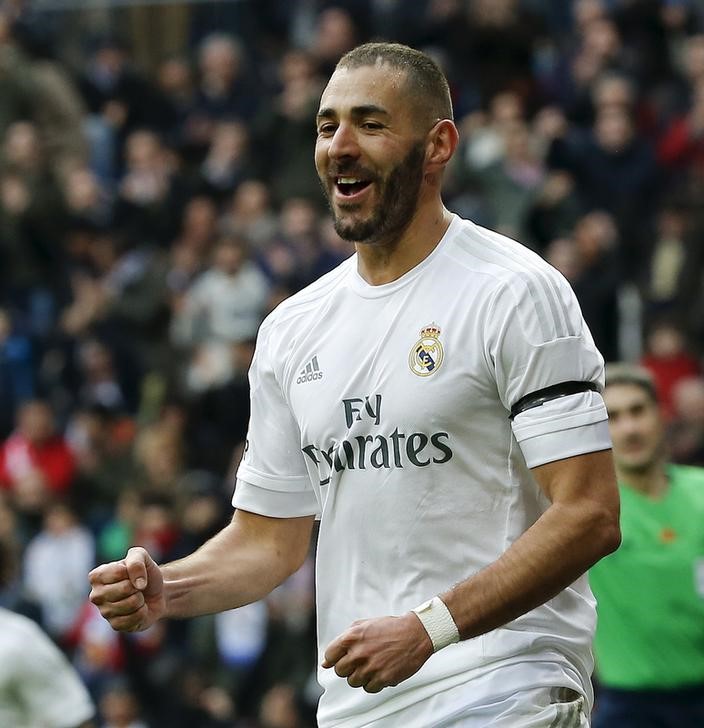 © Reuters. Karim Benzema, recuperado para reincorporarse al Madrid en el derbi