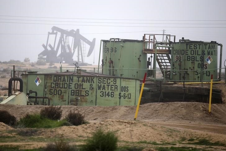 © Reuters. Станки-качалки на месторождении нефти близ Бейкерсфилда, Калифорния