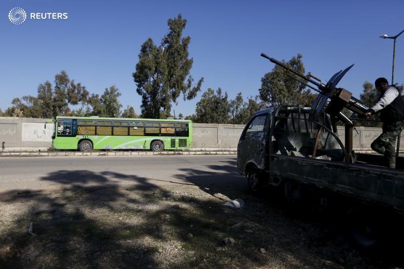 © Reuters. Сирийские правительственные силы в Хомсе 