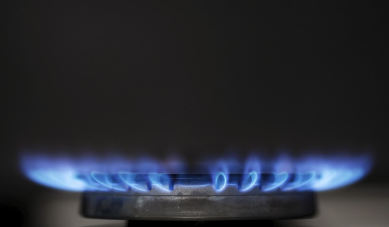 © Reuters. File photo of gas flames burning on a cooker in London