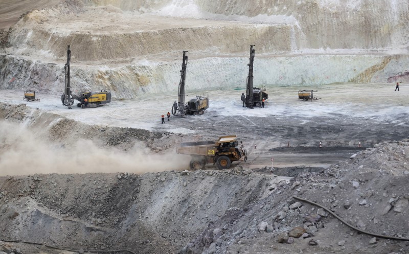 © Reuters. A truck arrives to ferry excavated gold, copper and zinc ore from the main mining pit at the Bisha Mining Share Company northwest of Eritrea's capital Asmara