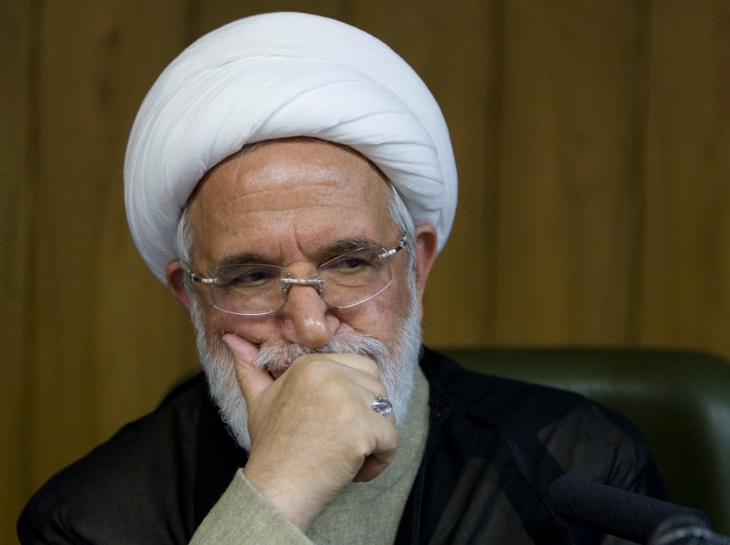 © Reuters. موقع: المعارض الإيراني البارز كروبي يدلي بصوته في الانتخابات