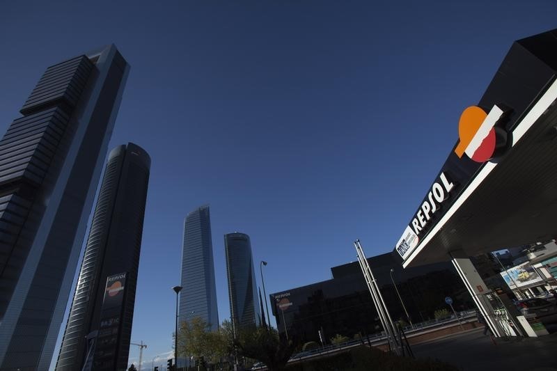© Reuters. A Repsol petrol station is seen in front of the Repsol office building in Madrid