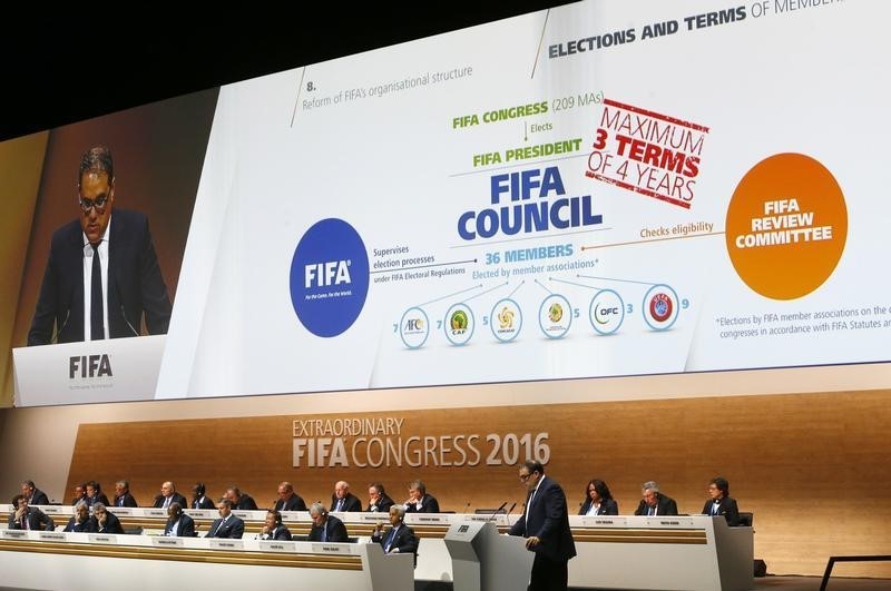 © Reuters. La FIFA aprueba reformas radicales con 89 por ciento de votos a favor