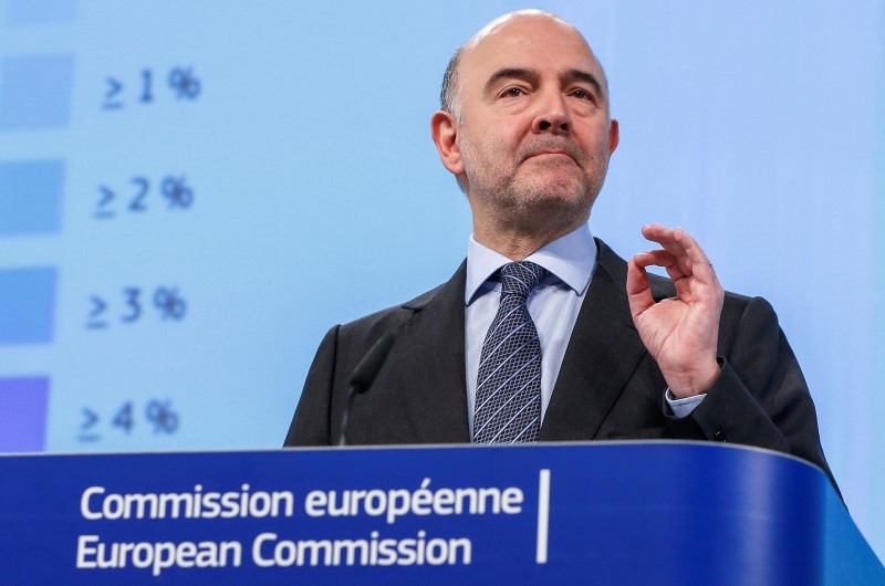 © Reuters. European Commissioner for Economic and Financial Affairs Pierre Moscovici presents the EU executive's winter economic forecasts during a news conference at the EU Commission headquarters in Brussels