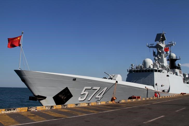 © Reuters. A Chinese navy ship is seen docked after an exercise with Cambodian naval officers in Preah Sihanouk province