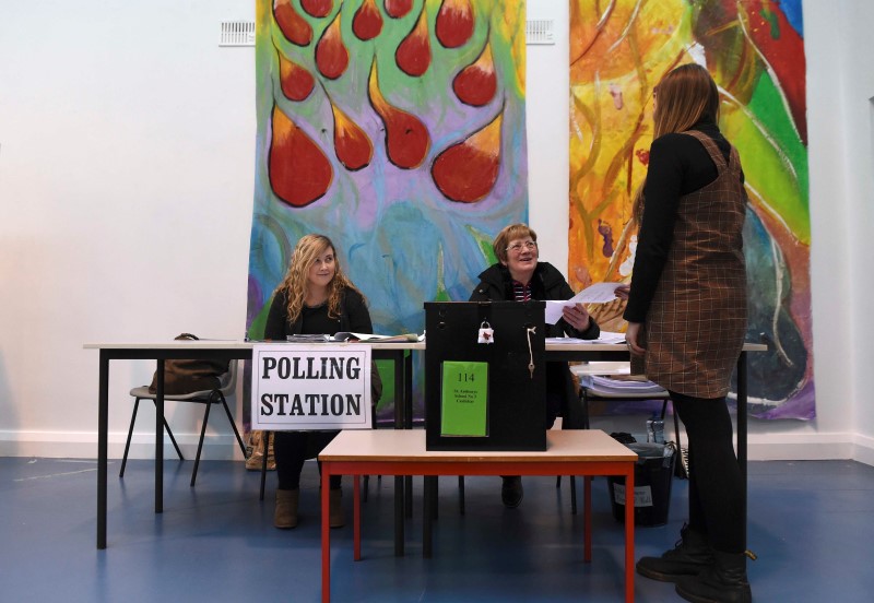 © Reuters. La situación económica marca a los votantes en las elecciones de Irlanda