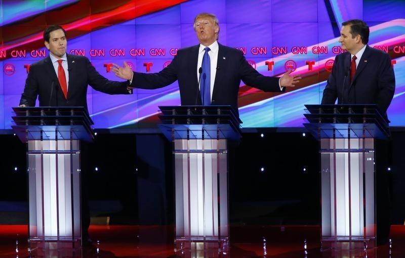 © Reuters. Pré-candidatos republicanos Rubio, Trump e Cruz durante debate em Houston