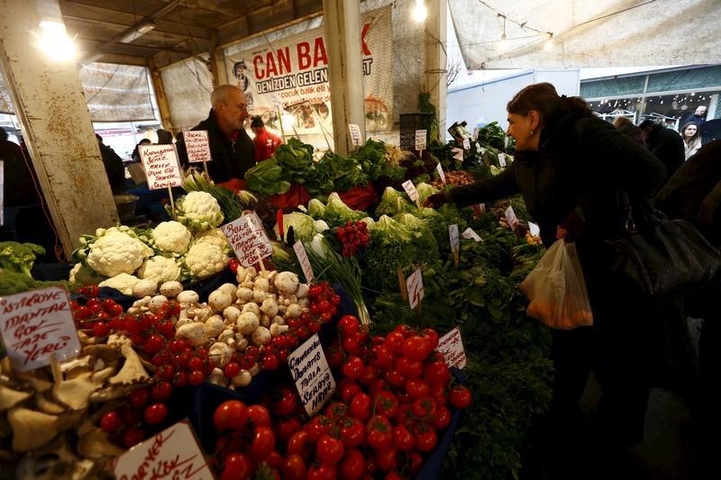 © Reuters. وزير المالية التركي يتوقع أن يهبط التضخم إلى 7.5 بالمئة بنهاية العام