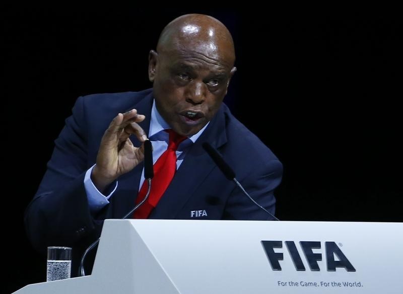 © Reuters. Sudafricano Sexwale se retira de elecciones de FIFA antes de primera ronda