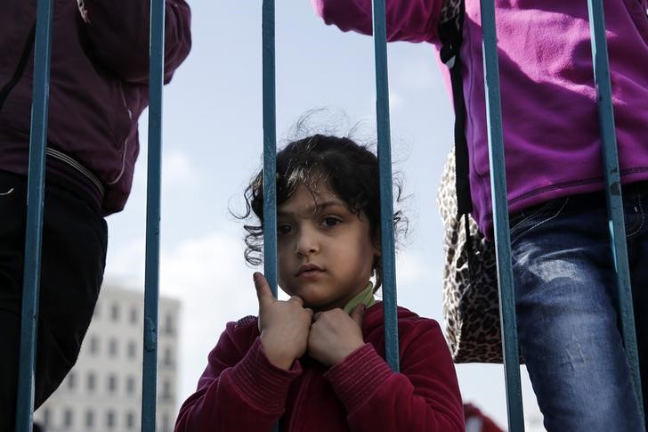 © Reuters. Menina imigrante na fronteira entre Grécia e Macedônia 