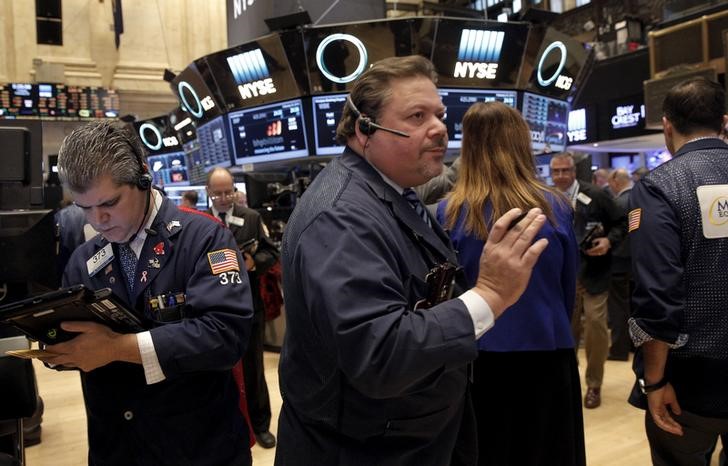 © Reuters. Traders work on the floor of the NYSE 