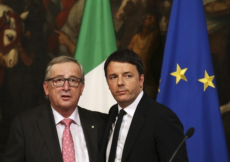 © Reuters. Matteo Renzi e il presidente della Commissione Ue Jean-Claude Juncker