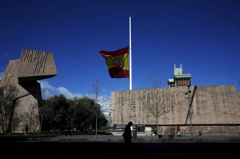 © Reuters. Bruselas advierte a España sobre altos niveles de deuda y desempleo