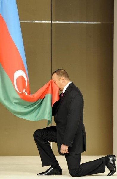© Reuters. Ilham Aliyev is sworn in as Azerbaijan's President during an inauguration ceremony in Baku