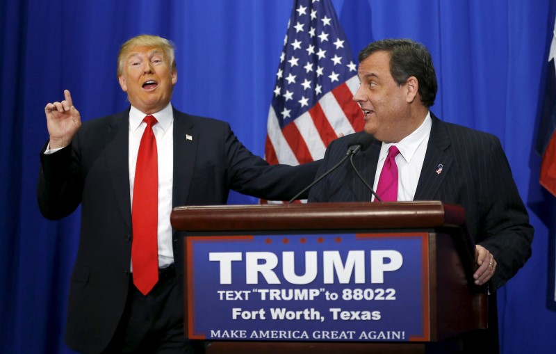 © Reuters. U.S. Republican Presidential candidate Donald Trump speaks next to New Jersey Governor Chris Christie after Christie's endorsement, at a campaign rally in Fort Worth, Texas