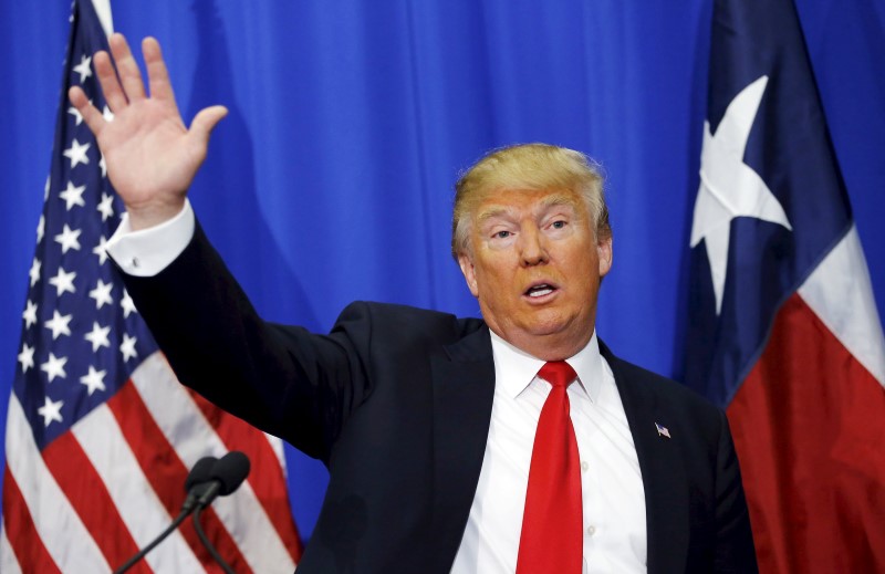 © Reuters. U.S. Republican presidential candidate Donald Trump speaks at a campaign rally where New Jersey Governor Chris Christie endorsed Trump's candidacy for president, in Fort Worth, Texas