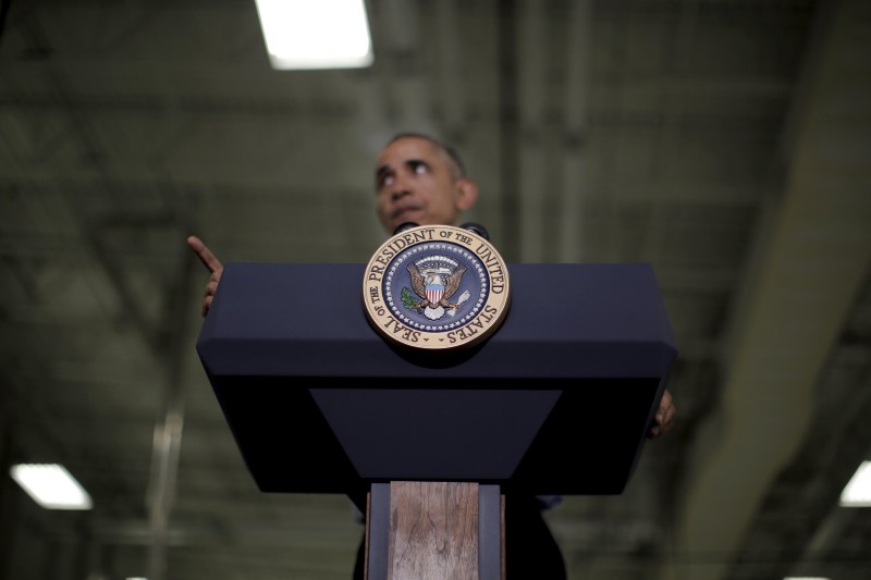 © Reuters. U.S. President Barack Obama delivers a speech after touring Saft America Advanced Batteries Plant in Jacksonville, Florida