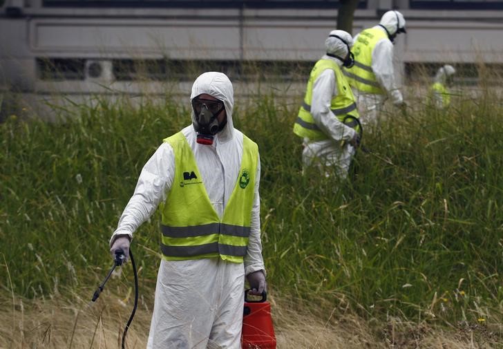 © Reuters. Funcionários fazem fumigação em Buenos Aires