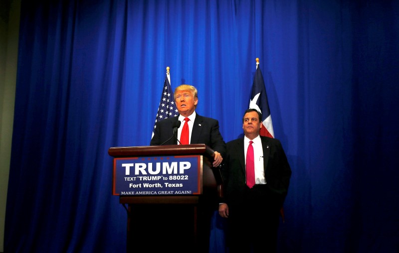 © Reuters. Republican U.S. presidential candidate Trump accepts the endorsement of former rival Christie before a Trump campaign rally in Fort Worth, Texas