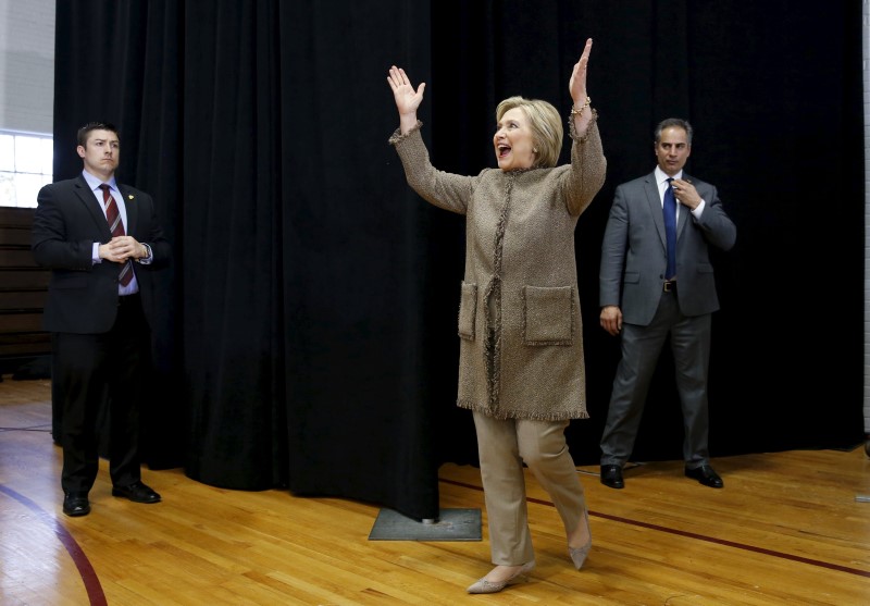 © Reuters. U.S. Democratic presidential candidate Hillary Clinton rallies with supporters at South Carolina State University in Orangeburg