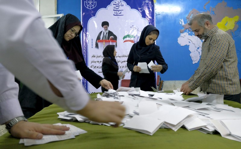 © Reuters. بدء فرز الأصوات في انتخابات إيرانية تحدد ميزان القوى بعد رفع العقوبات