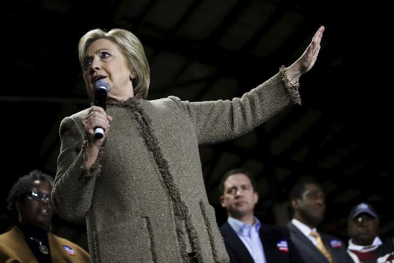 © Reuters. Democratic U.S. presidential candidate Hillary Clinton rallies with supporters at a local politician's annual oyster roast and fish fry in Orangeburg, South Carolina