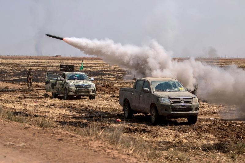 © Reuters. وحدات حماية الشعب: الدولة الإسلامية تهاجم بلدة تل أبيض السورية