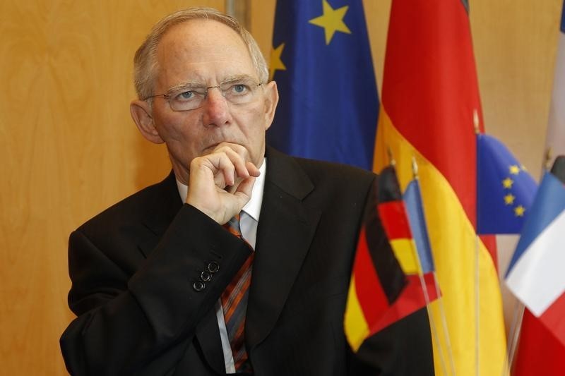 © Reuters. Schäuble insta a una respuesta europea a la crisis de inmigrantes