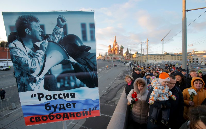 © Reuters. People commemorate Russian opposition politician Nemtsov on first anniversary of his murder in Moscow