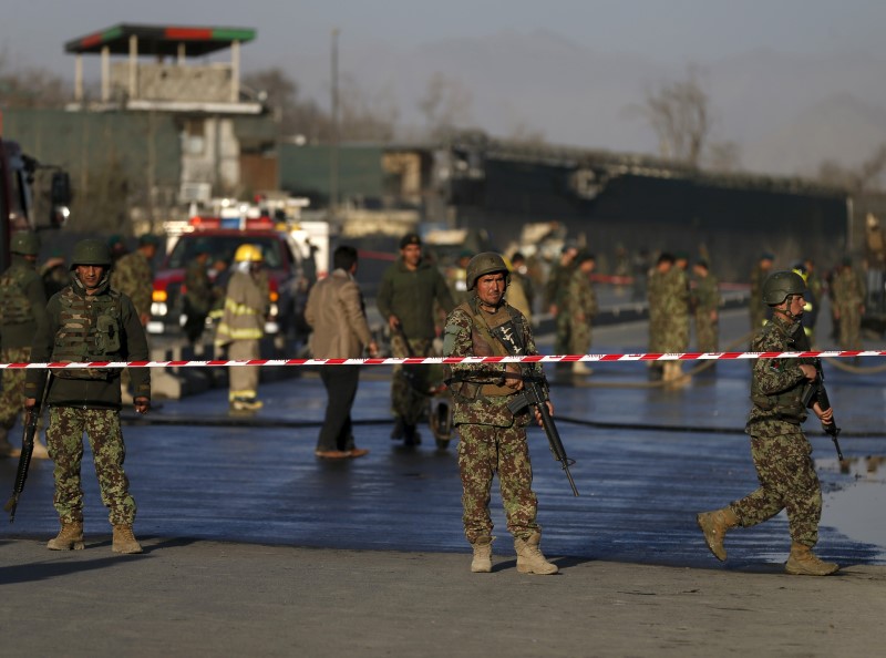 © Reuters. Ataques suicidas en Afganistán causan decenas de muertos y heridos