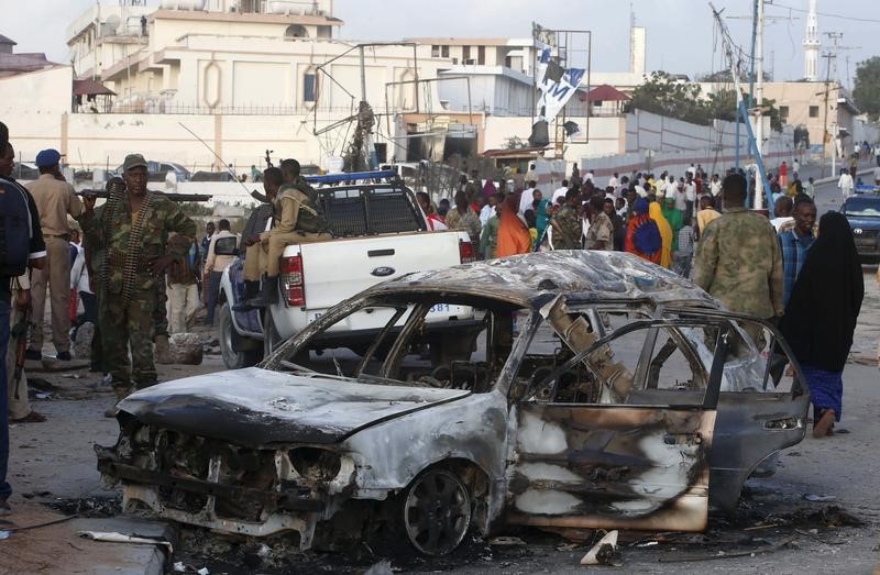 © Reuters. الشرطة: عدد القتلى في هجوم حركة الشباب في الصومال 14 على الأقل