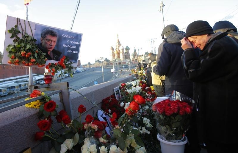 © Reuters. Una protesta cruza Moscú para homenajear a un crítico del Kremlin asesinado