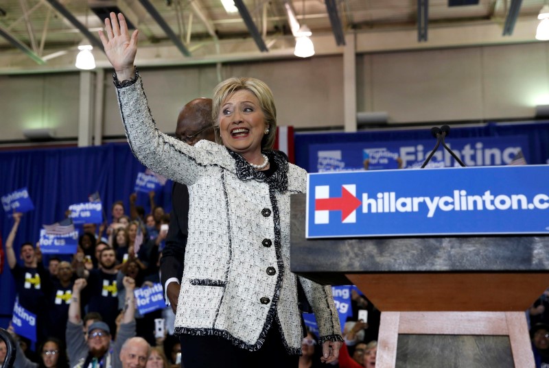 © Reuters. Democratic U.S. presidential candidate Hillary Clinton waves to supporters as she arrives at her South Carolina primary night party in Columbia