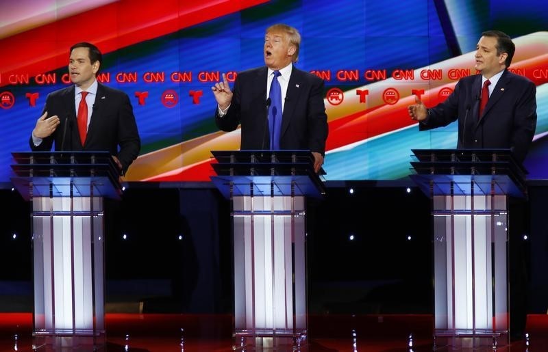 © Reuters. Republican U.S. presidential candidates U.S. Senator Marco Rubio, Donald Trump and Senator Ted Cruz speak at the debate sponsored by CNN for the 2016 Republican U.S. presidential candidates in Houston