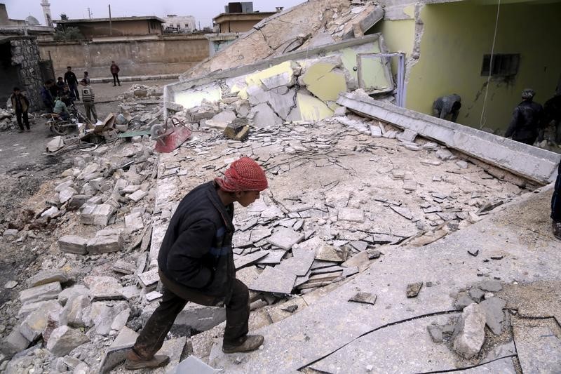 © Reuters. المرصد السوري: طائرات حربية تقصف 6 بلدات سورية في محافظة حلب