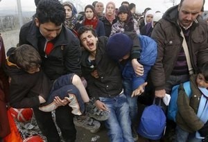 © Reuters. Refugees and migrants wait to cross the border into Macedonia near the village of Idomeni