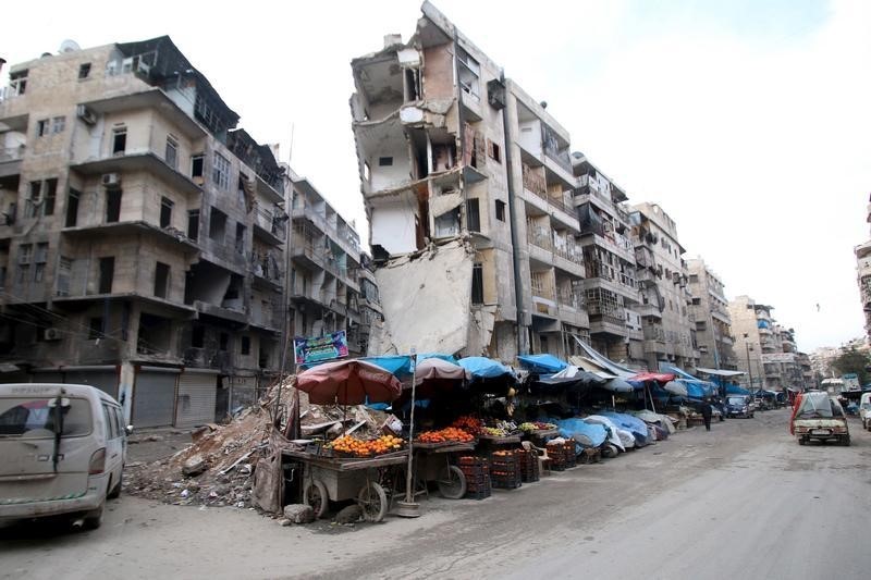 © Reuters. Seis ciudades sirias, atacadas por bombardeos tras un día de alto el fuego