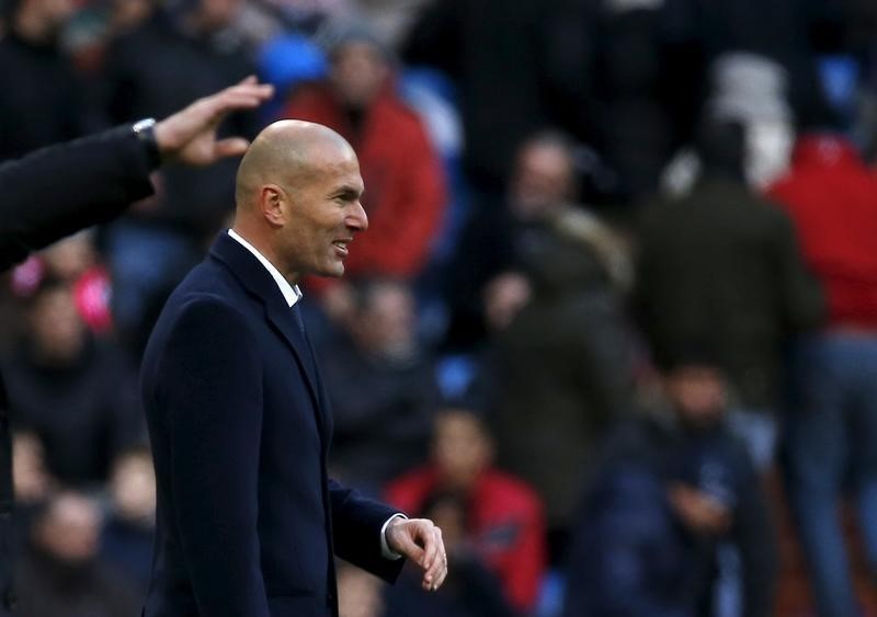 © Reuters. Ronaldo apoya a Zidane tras su primera derrota como entrenador madridista 