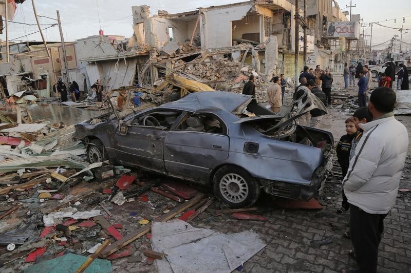 © Reuters. مصادر: 17 قتيلا في انفجار قنبلتين بمدينة الصدر في بغداد